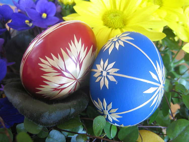 1024px-Red_and_blue_Easter_eggs