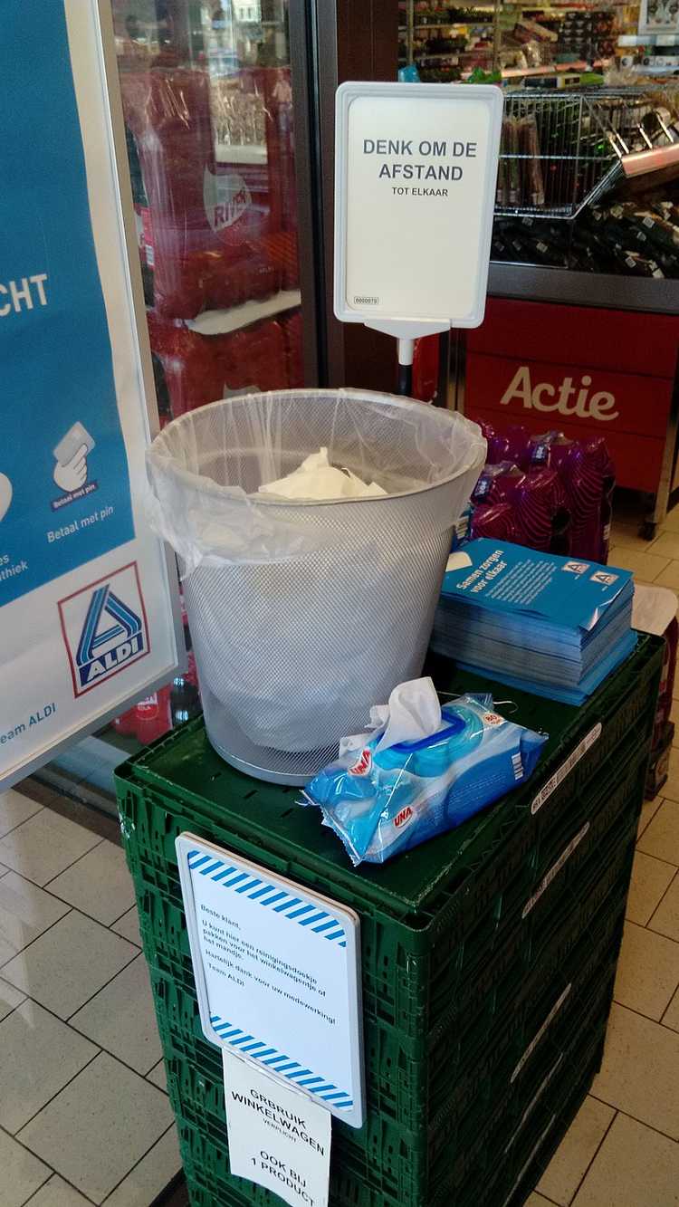 800px-Tissues_before_entering_at_the_ALDI_supermarket,_Oude_Pekela_(2020)
