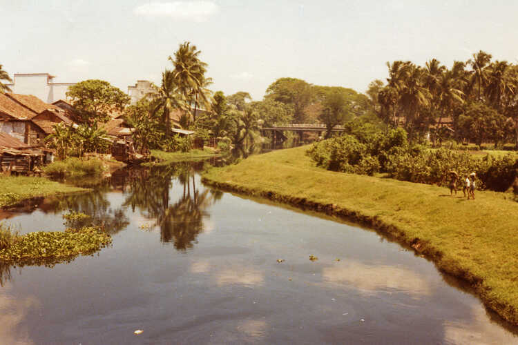 Kanaal tussen een dorp en een dijk in Sri Lanka