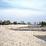 Nieuw aangelegde stenen dijk rond een van de polders in Bangladesh